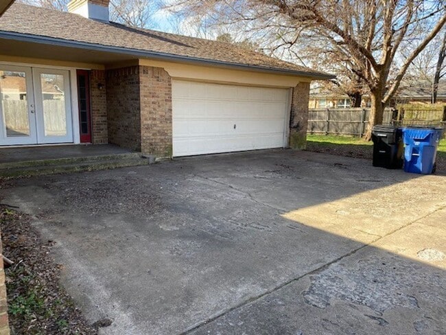 Building Photo - Large 3 bed/2 bath home in nice neighborhood  in Denison!