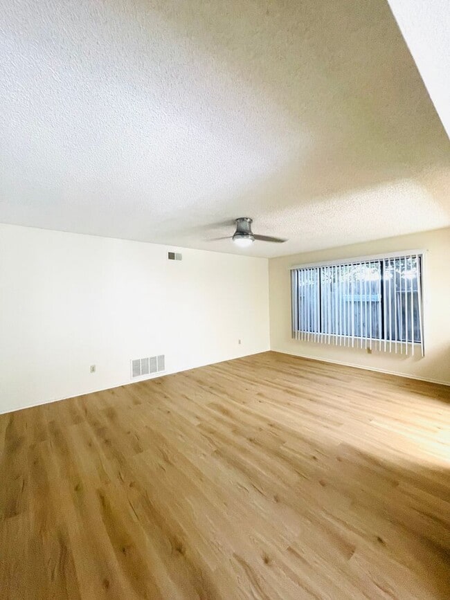 Building Photo - charming 3-bedroom, 2-bathroom home nestle...