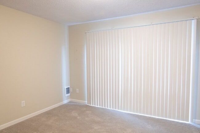 Building Photo - Pet Friendly 1 Bedroom in Classic Style and Charm in Irvington!