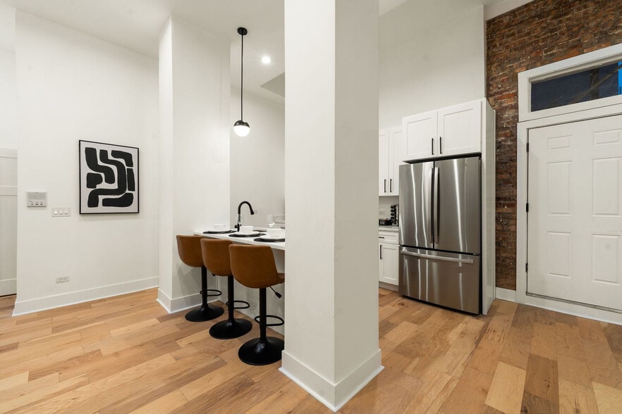 Building Photo - 1941 W Augusta Blvd