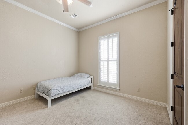 Building Photo - 6470 Claybourn Dr