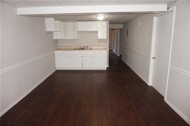 Building Photo - 2477 Creekview Dr SW