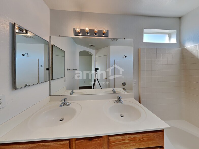 Building Photo - 1511 S 219th Ln