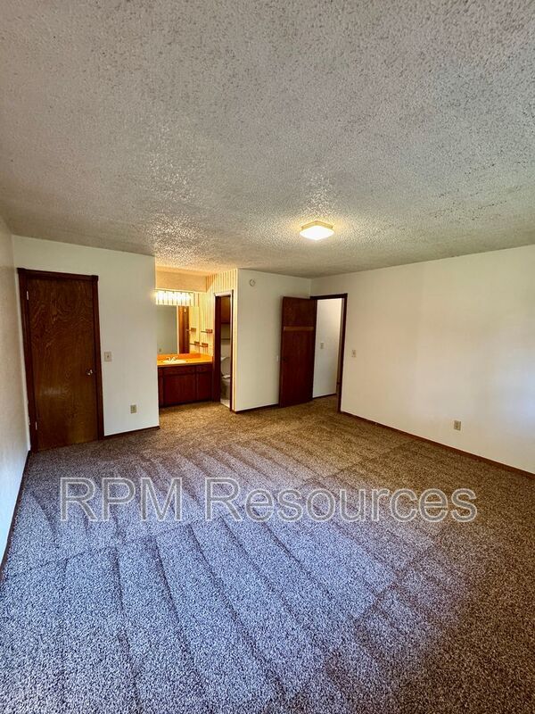 Building Photo - 7002 Woodlake Dr