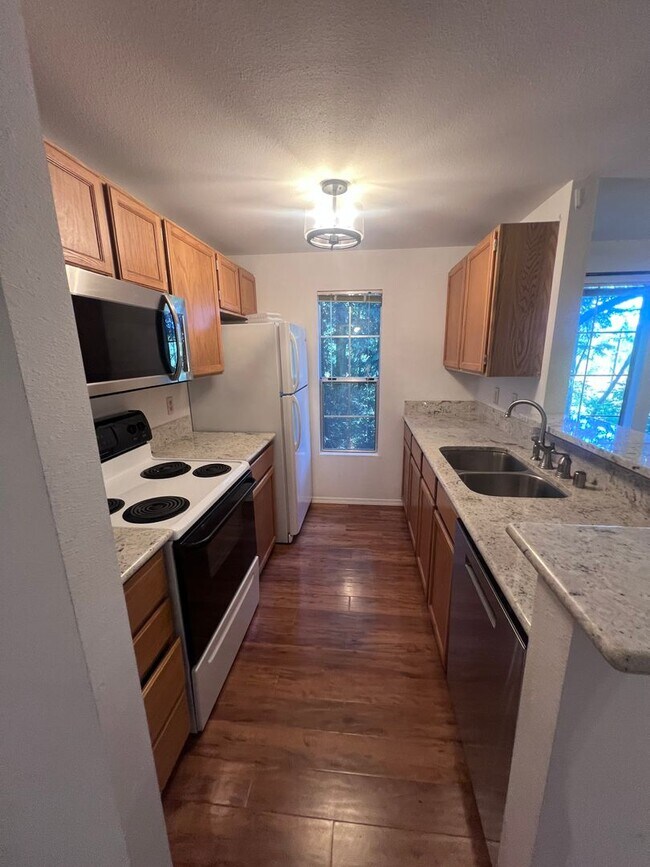 Building Photo - 2 BR 2 BA Condo in east bremerton