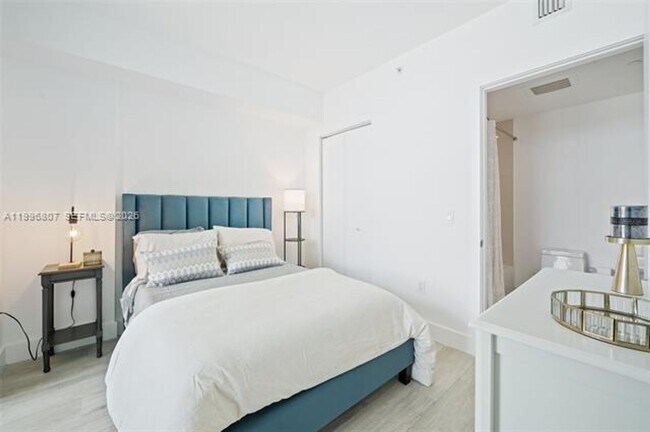 Building Photo - 121 NE 34th St