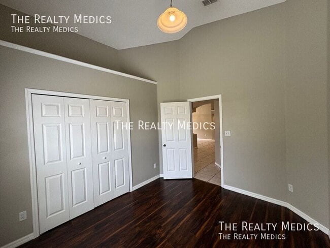 Building Photo - 833 Brightview Dr