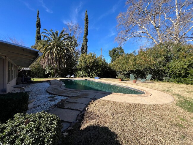 Building Photo - Sacramento property with pool & landscaper...