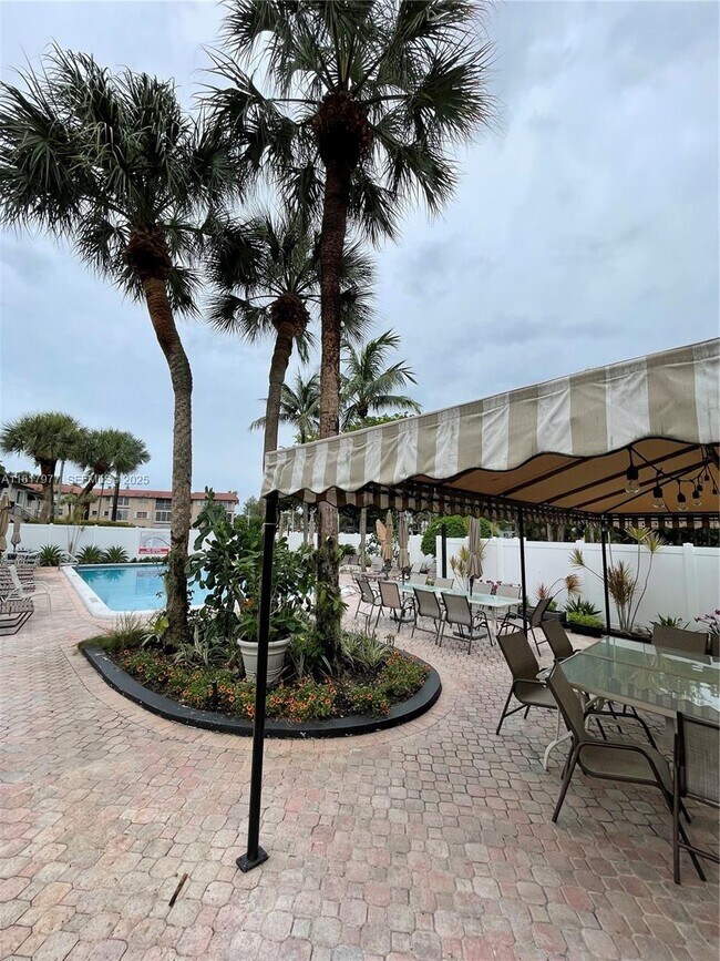 Building Photo - 4000 Crystal Lake Dr