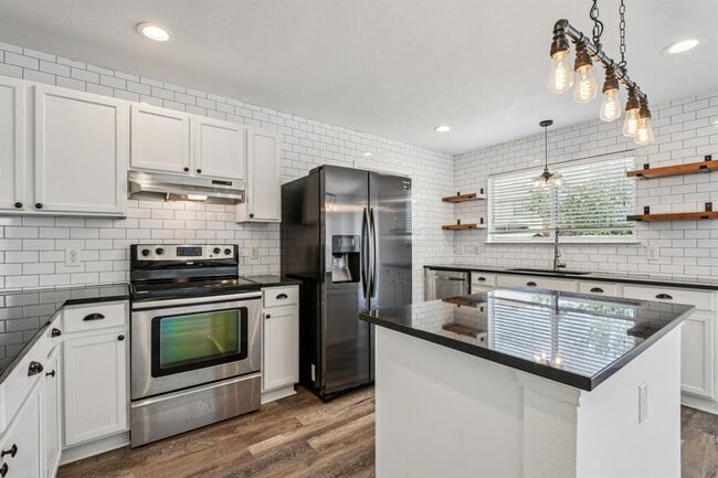 Building Photo - 209 Cottontail Dr