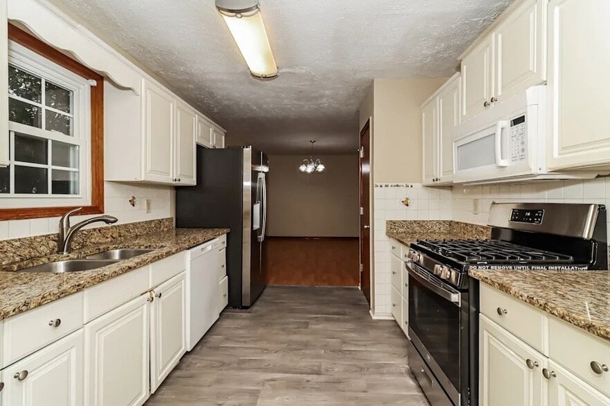 Building Photo - 3142 Country Lake Dr