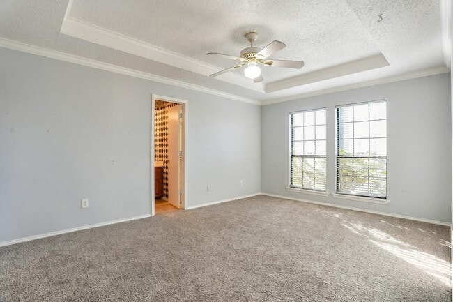 Building Photo - 362 S Stewart Ave