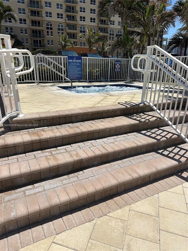 Building Photo - 2030 S Ocean Dr