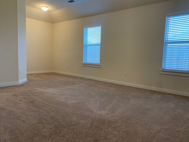 Building Photo - The Perfect Blend of Space & Location – 5 Beds Near Alliance