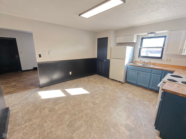 Building Photo - 5791 N Vinton Hills Dr