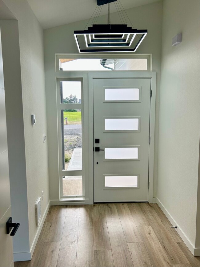 Building Photo - 514 Canal Dr NE