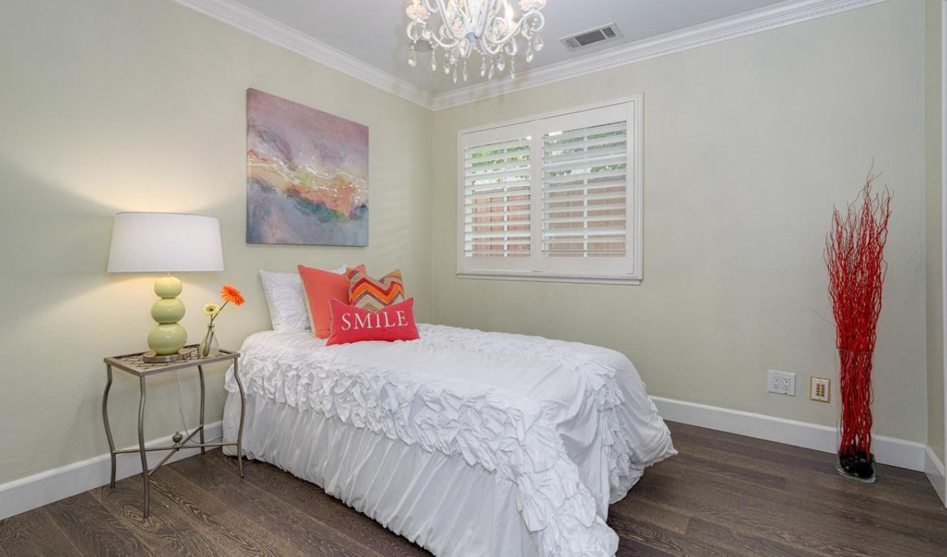 Building Photo - 10086 La Paz Ave