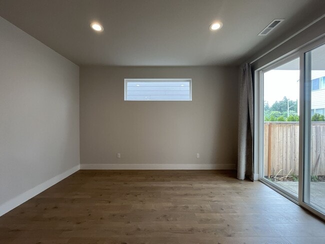 Building Photo - Stunning 2024 Built 5BR Home with Main-Level Suite, EV Charger & Covered Patio Near River Terrace