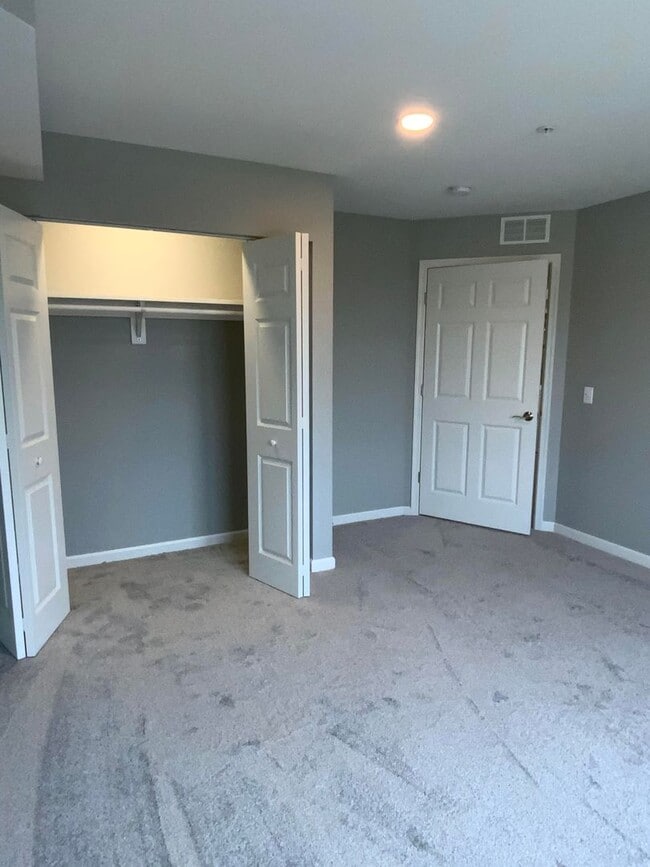 Building Photo - 200 Larkspur Ln