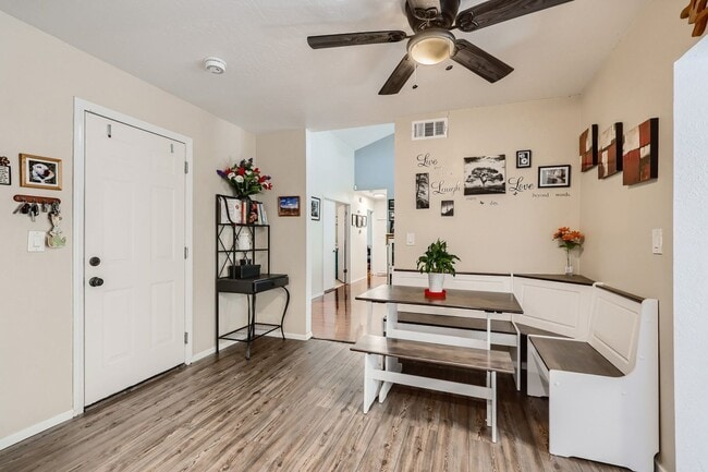 Building Photo - Charming 3-Bedroom, 2-Bath Home in a Cul-d...