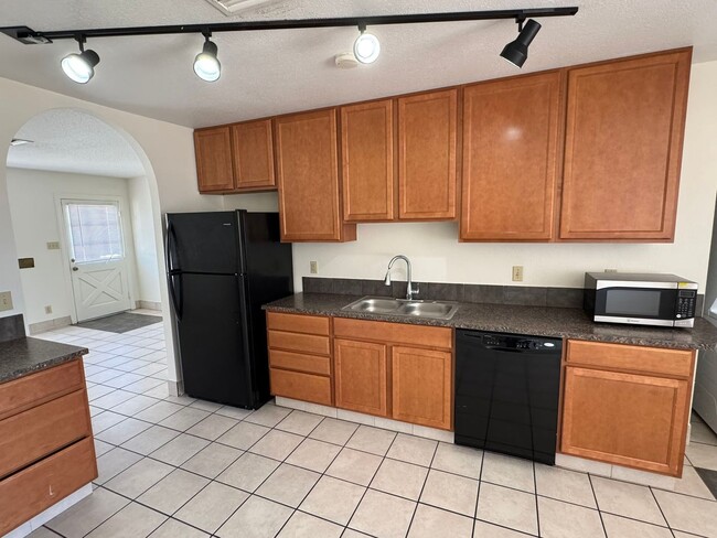 Building Photo - NICE UPDATED 2BED 1BATH HOME LOCATED NEAR ...