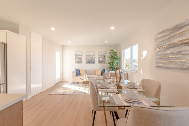 Building Photo - Two Bedroom Town Home-style Like Near NoHo Arts District