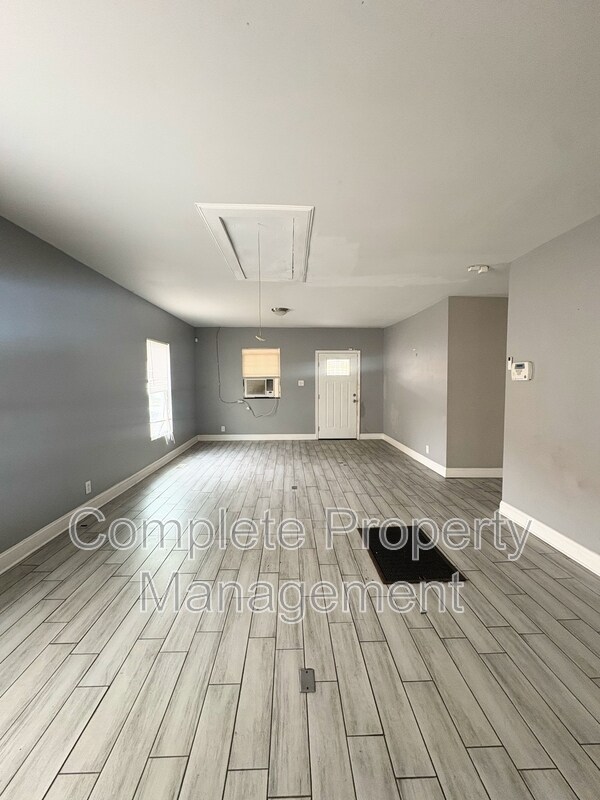 Building Photo - 1402 Avenue E