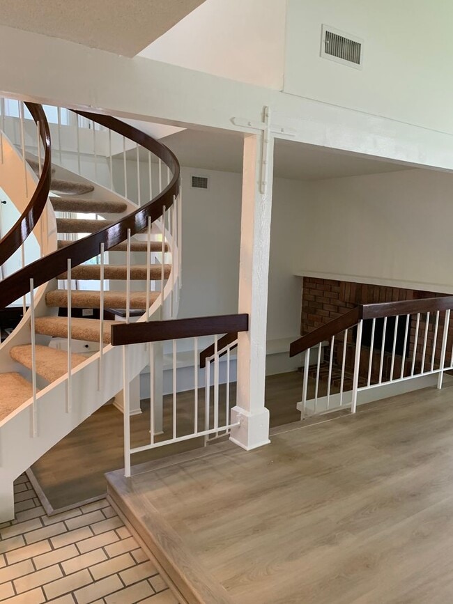 Building Photo - Beautiful, Spacious, 4 bed 2.5 bath home nestled in the Serene, breathtaking Hills of Pacific Pal...