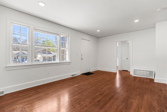 Building Photo - 202 Robinson St