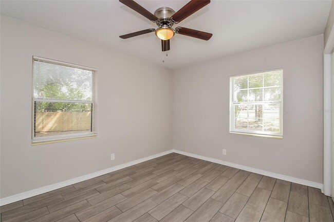 Building Photo - 4542 Tarpon Dr