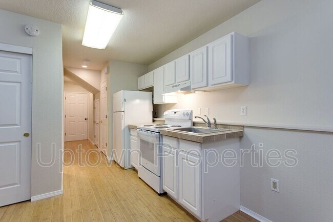 Building Photo - 3417 SW Moss St