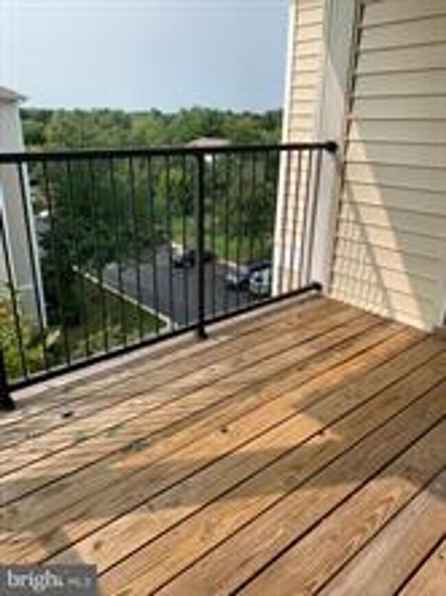 Building Photo - LOVELY TOP LEVEL CONDO IN GERMANTOWN