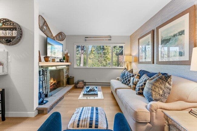 Building Photo - Beautifully Updated & Furnished 1 Bedroom in Lake Front Complex!