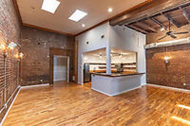 Building Photo - New Listing!