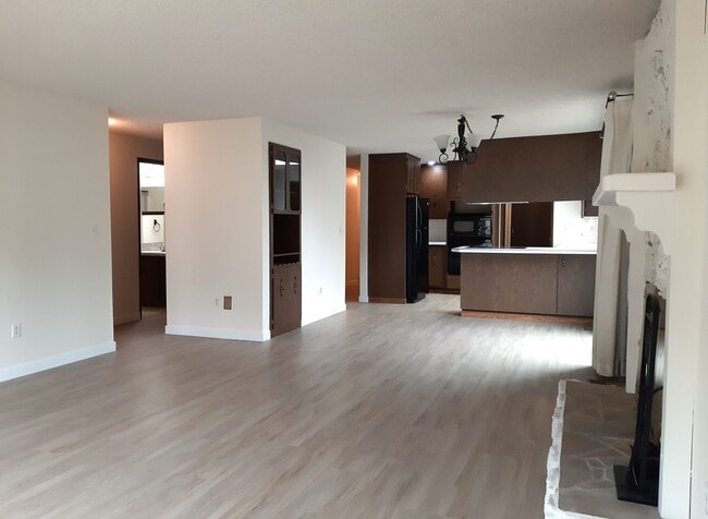 Building Photo - University Place Gem! 2 bedroom with Fireplace!