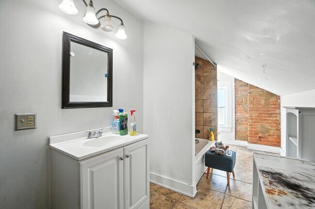 Building Photo - 843 Overton St
