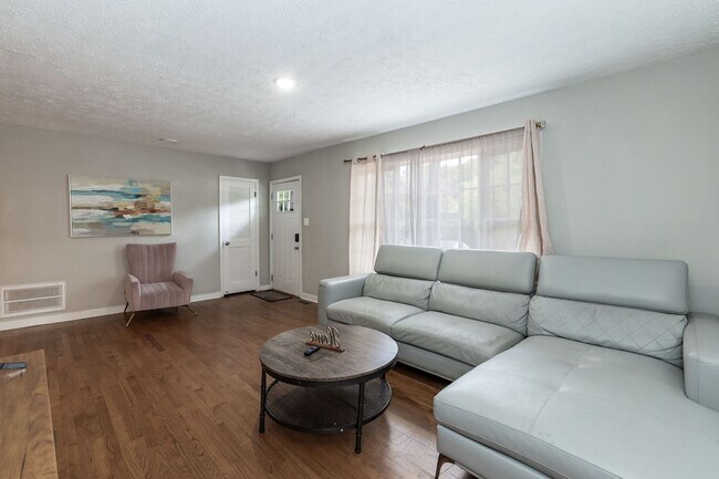 Building Photo - 2212 Foxtrot Rd