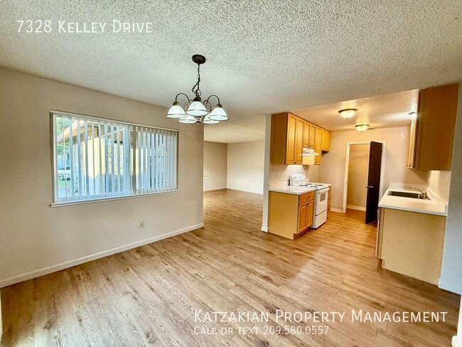 Building Photo - 2 bedroom unit with updated kitchen, insid...