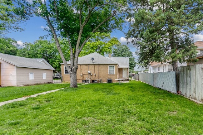 Building Photo - 516 S Erie Ave