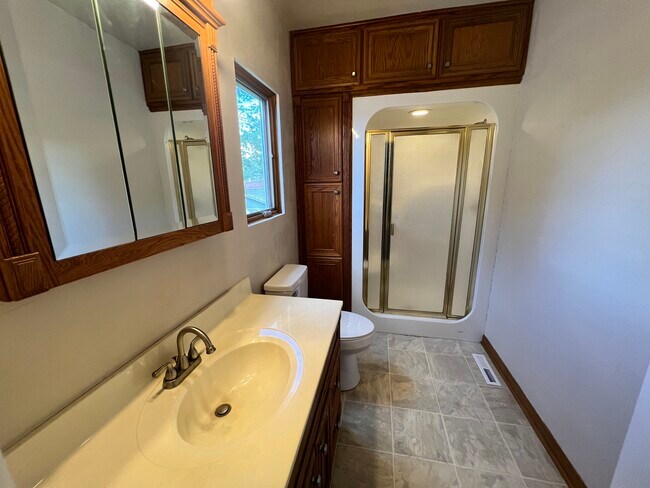 Master Bathroom - 2605 Cedar St