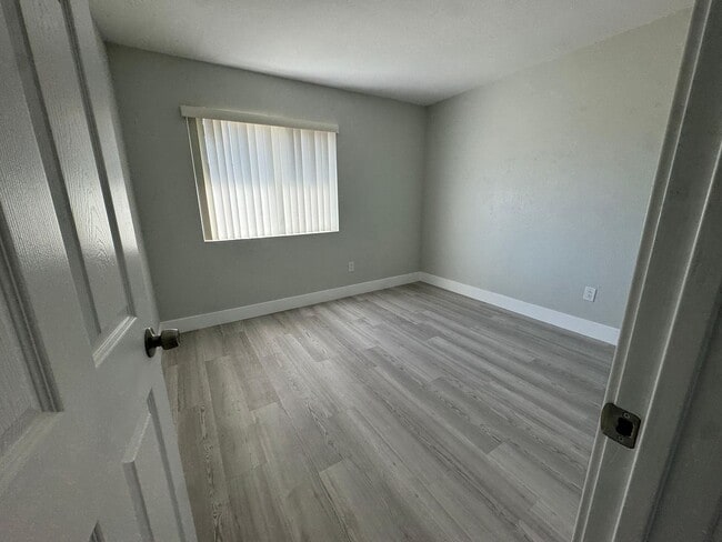Building Photo - Fully renovated Condo