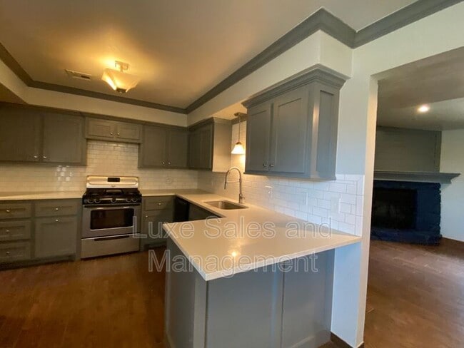 Building Photo - 910 Oak Hill Rd