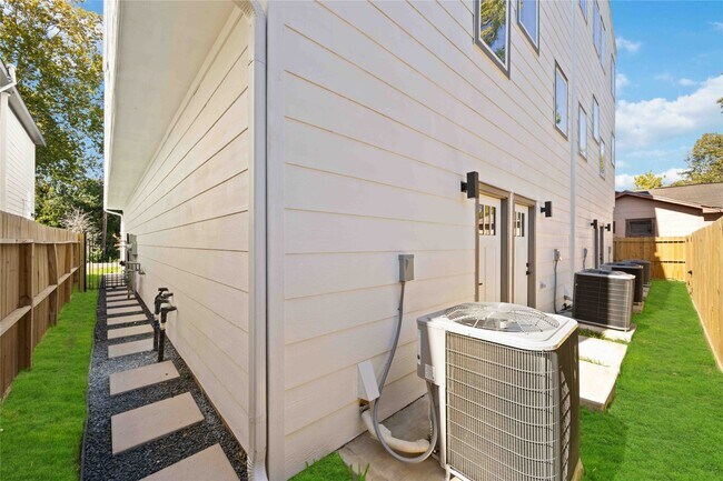 Building Photo - 6528 Tuskegee St