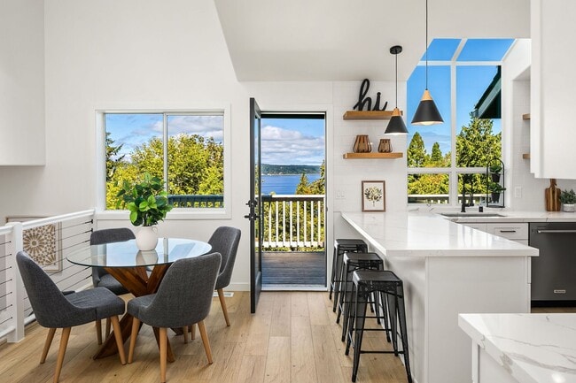 Building Photo - Beautiful Home in Mukilteo with Panoramic ...
