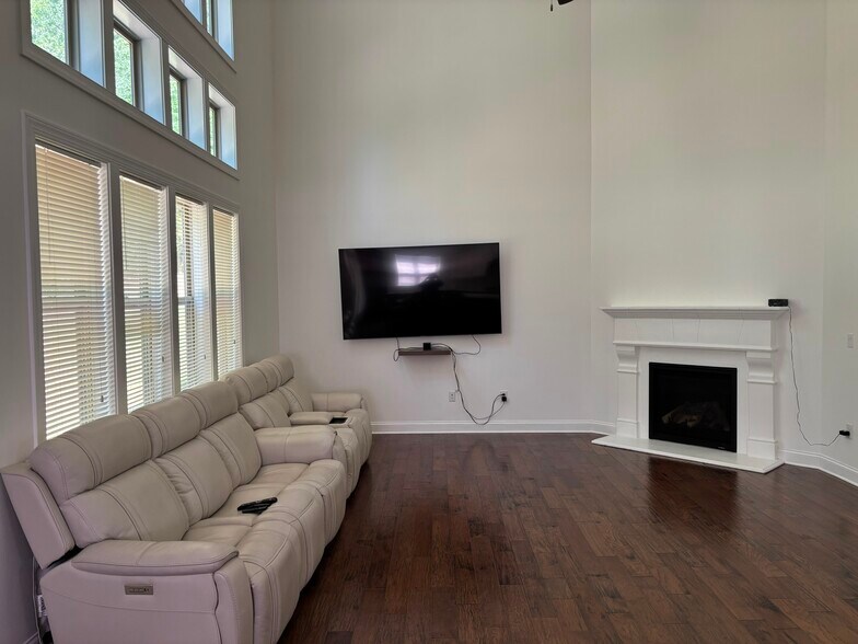 Building Photo - 2035 Davallia Ct
