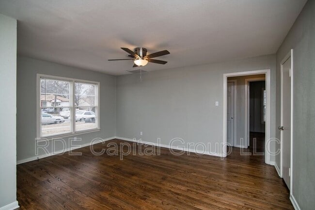 Building Photo - 1209 W Boyce Ave
