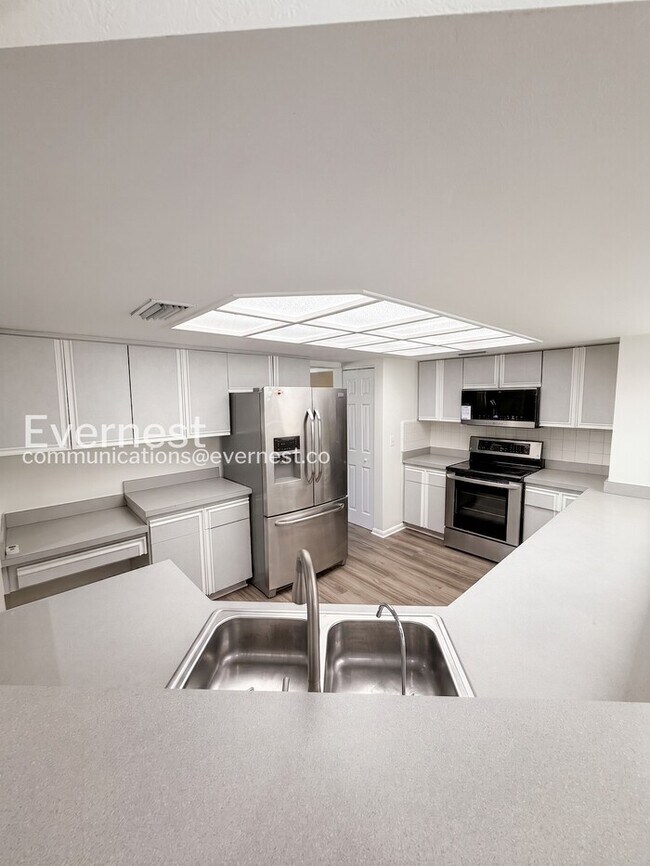 Building Photo - 4 Bed/2.5 Bath Home with Detached Garage / Available Now!