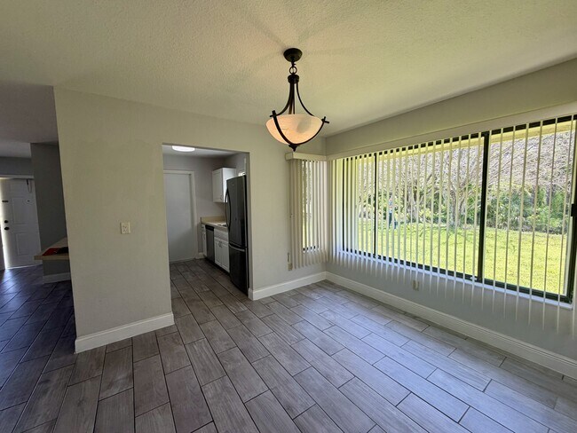 Building Photo - 1590 SE Dewberry Ct