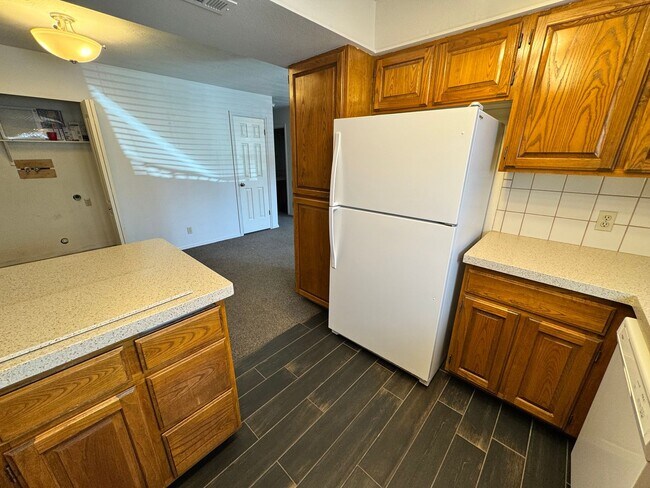 Building Photo - Cute, Cozy, Downtown Beauty.