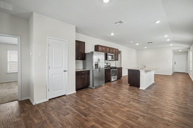 Building Photo - Beautiful Home in The Links at River Bend | Golf Course Community Living